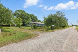 33008 Val Verde in Waller, TX - Foto de edificio - Building Photo