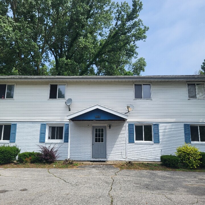 1003 Colonial Dr in Benton Harbor, MI - Foto de edificio