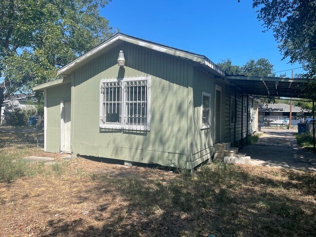 611 Elesa St in Corpus Christi, TX - Building Photo - Building Photo