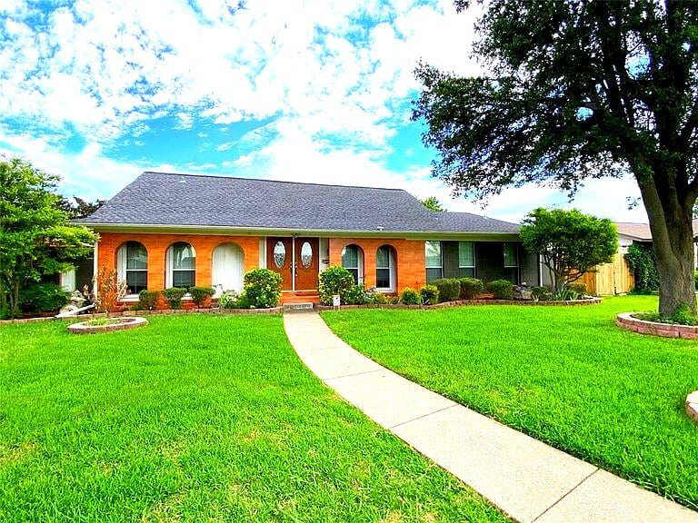 1316 Dunbarton Dr in Richardson, TX - Building Photo