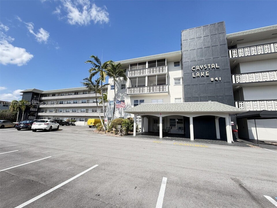 941 Crystal Lake Dr in Lighthouse Point, FL - Building Photo