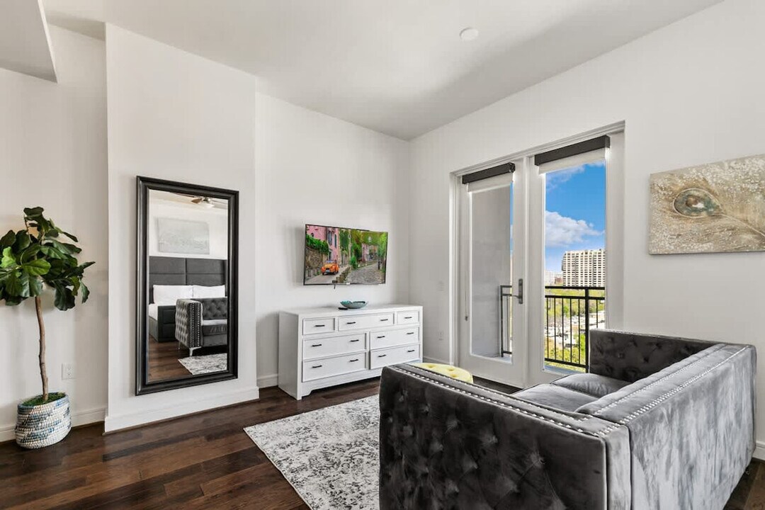 101 Bowen St in Dallas, TX - Building Photo
