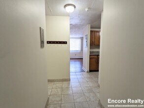 230 Babcock St, Unit 1F in Brookline, MA - Foto de edificio - Building Photo