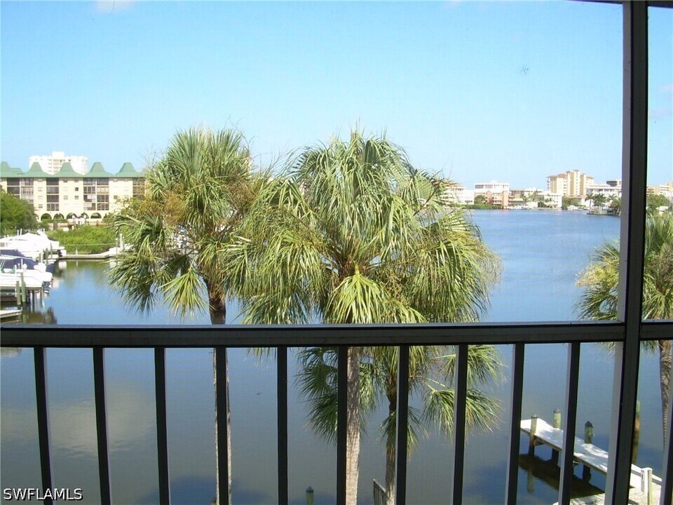 9101 Vanderbilt Dr in Naples, FL - Foto de edificio