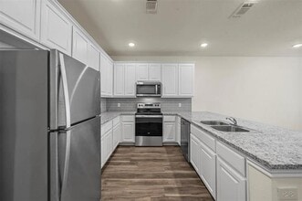 105 4th St in Bonham, TX - Building Photo - Building Photo