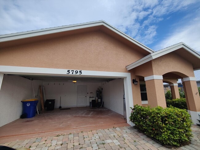 5795 SE Mitzi Ln in Stuart, FL - Building Photo - Building Photo