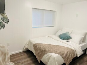 2440 Wickstrom Pl SW in Seattle, WA - Foto de edificio - Building Photo