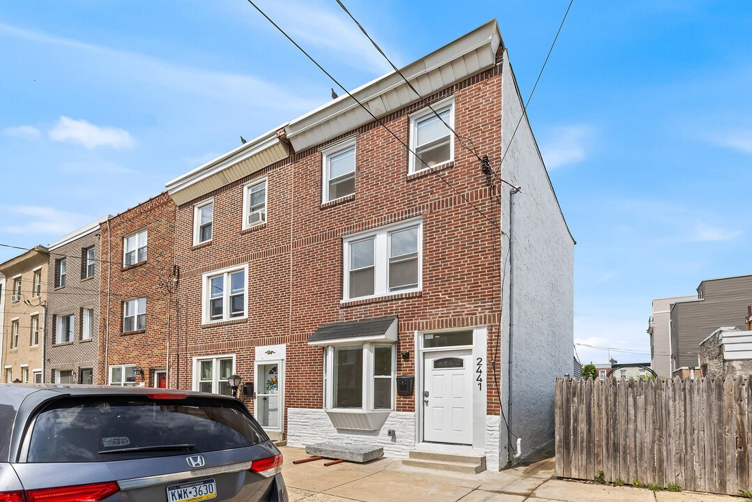 2441 E Firth St in Philadelphia, PA - Building Photo