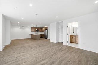 180 Deer Park Ave, Unit 301 in Babylon, NY - Building Photo - Building Photo