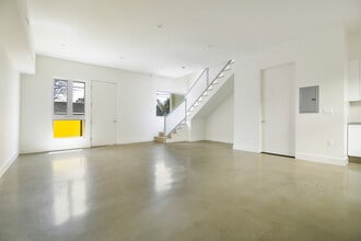 2496 S CENTINELA Ave in Los Angeles, CA - Foto de edificio - Building Photo