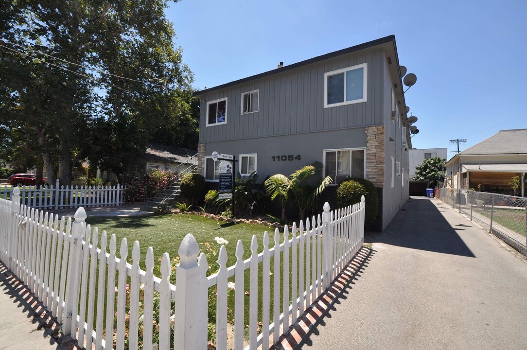 11054 Otsego St, Unit 07 in Los Angeles, CA - Foto de edificio