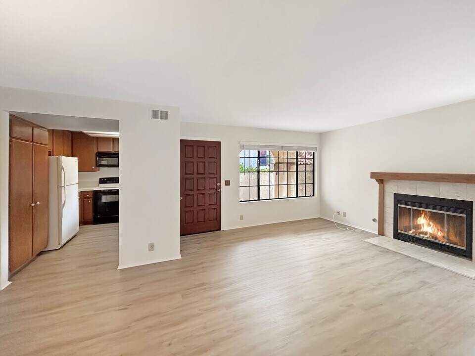7644 Palmilla Dr in San Diego, CA - Building Photo