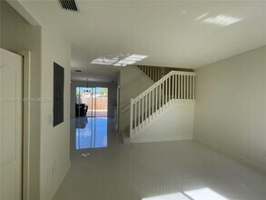 7317 NW 174th Terrace in Hialeah, FL - Foto de edificio - Building Photo