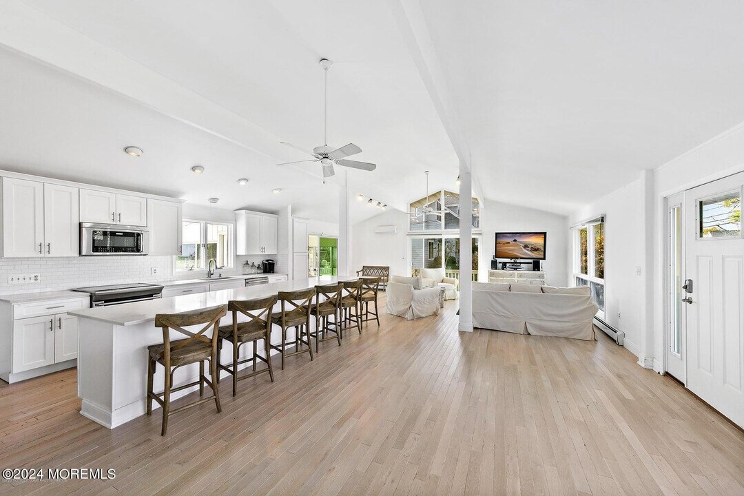 65 Seaview Ave in Monmouth Beach, NJ - Building Photo