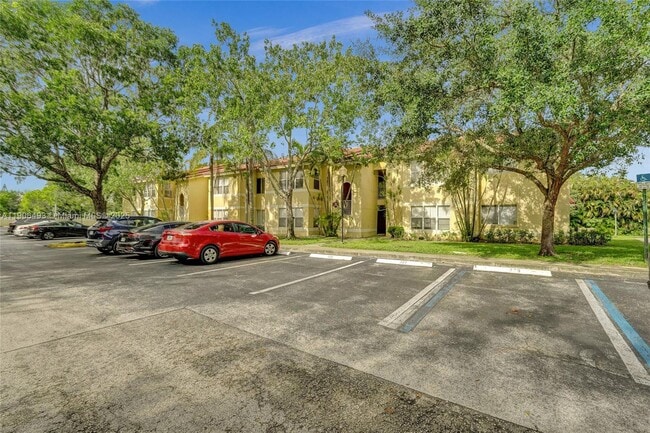 417 Vista Isles Dr in Sunrise, FL - Foto de edificio - Building Photo