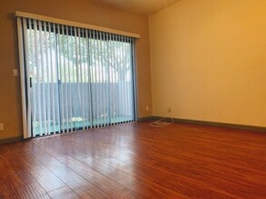 10943 Laurel Canyon Blvd, Unit A5 in San Fernando, CA - Foto de edificio - Building Photo