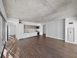 167 N Desplaines St, Unit 1210 in Chicago, IL - Foto de edificio - Building Photo