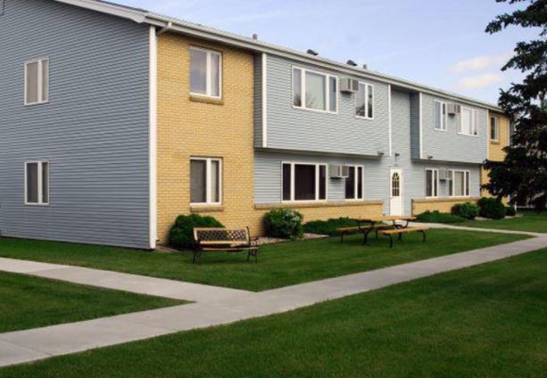 Hilltop Villa in Jamestown, ND - Building Photo