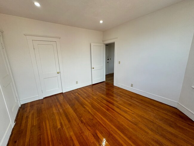 10 Scottfield Rd, Unit 12 in Boston, MA - Foto de edificio - Building Photo