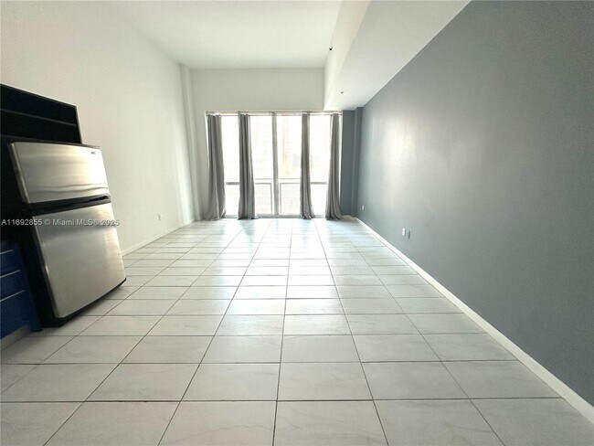 244 Biscayne Blvd, Unit 243 in Miami, FL - Building Photo - Building Photo