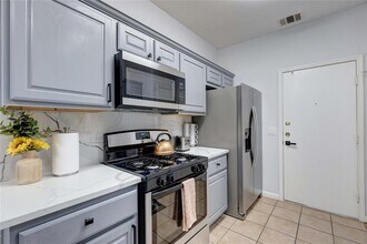 7510 Lazy Creek Dr in Austin, TX - Building Photo - Building Photo