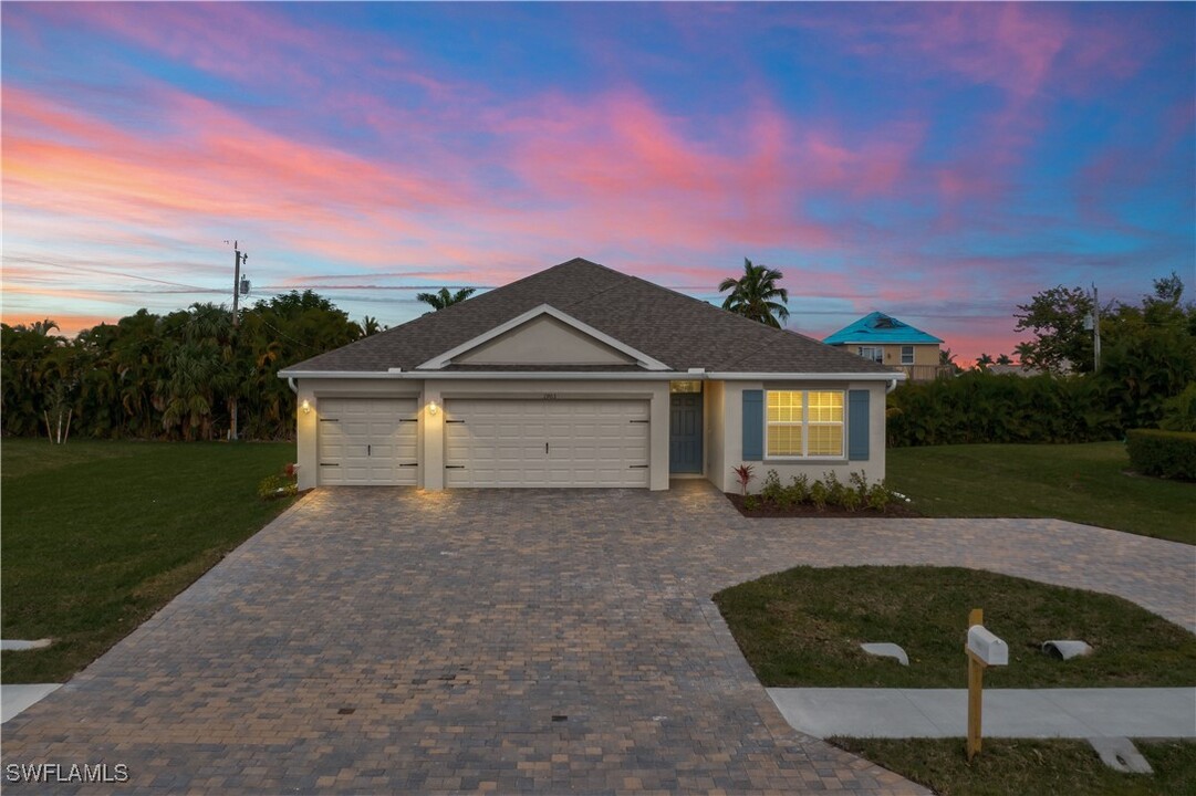 1903 Cape Coral Pkwy W in Cape Coral, FL - Foto de edificio