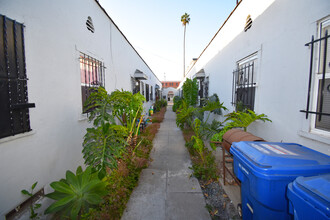 947 W 68th St in Los Angeles, CA - Building Photo - Building Photo