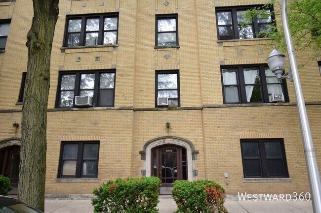 property at 6038 N Hermitage Ave