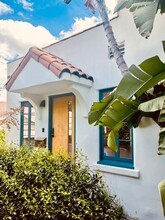4246 Lexington Ave in Los Angeles, CA - Foto de edificio - Building Photo