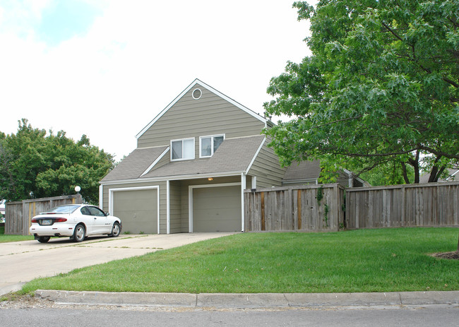 Hawthorn Place Townhomes in Lawrence, KS - Building Photo - Building Photo