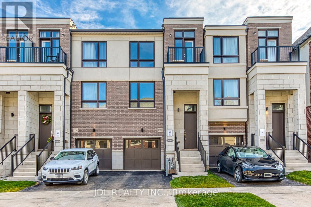 1328 Kaniv St in Oakville, ON - Building Photo