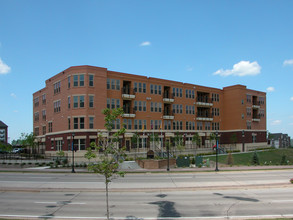 Uptown Landing in Burnsville, MN - Foto de edificio - Building Photo