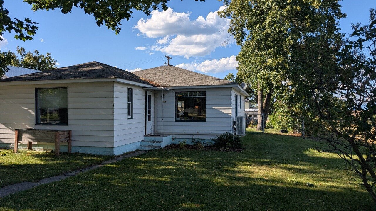 211 3rd Ave E in Polson, MT - Building Photo