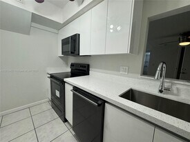 1060 Crystal Lake Dr in Pompano Beach, FL - Building Photo