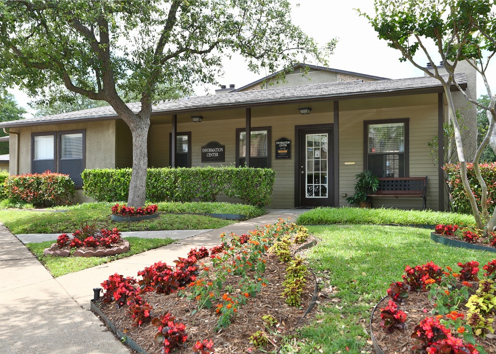 Wooded Creek in Desoto, TX - Foto de edificio