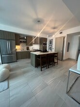 564 SW 2nd St, Unit A3 in Miami, FL - Foto de edificio - Building Photo