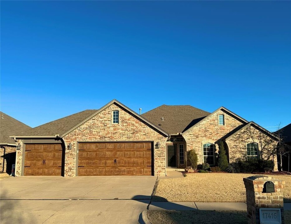 17416 White Hawk Dr in Edmond, OK - Building Photo