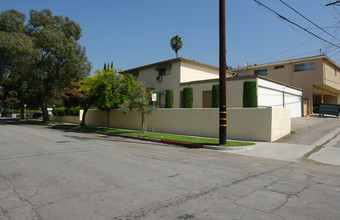 702 E Tujunga Ave in Burbank, CA - Foto de edificio - Building Photo