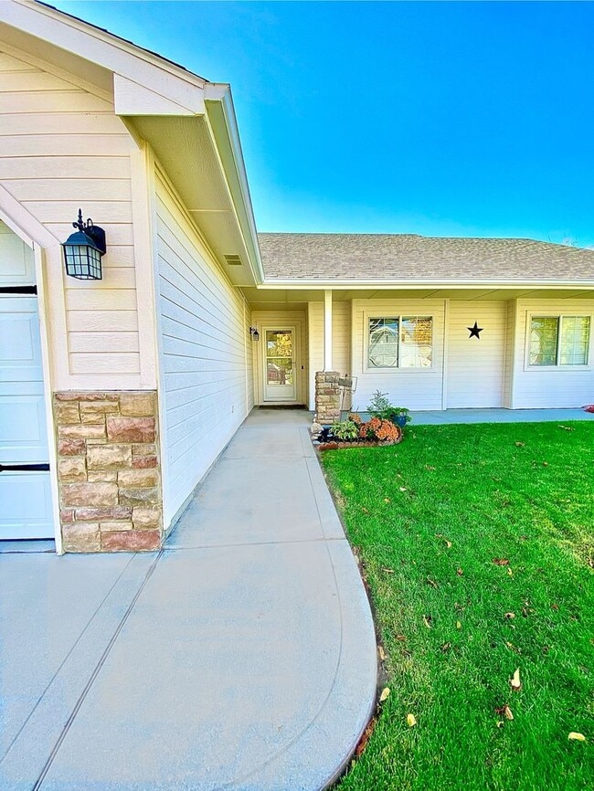 2289 N Montgomery Ave in Meridian, ID - Building Photo - Building Photo