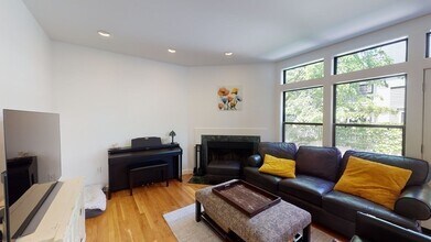 15 Roberts Rd, Unit B in Cambridge, MA - Building Photo - Building Photo