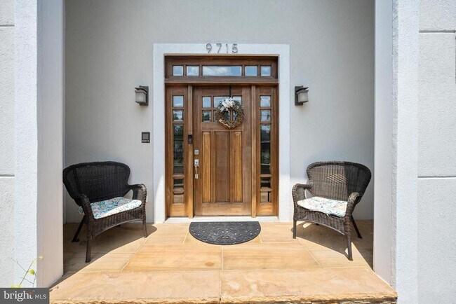 9715 Singleton Dr in Bethesda, MD - Foto de edificio - Building Photo