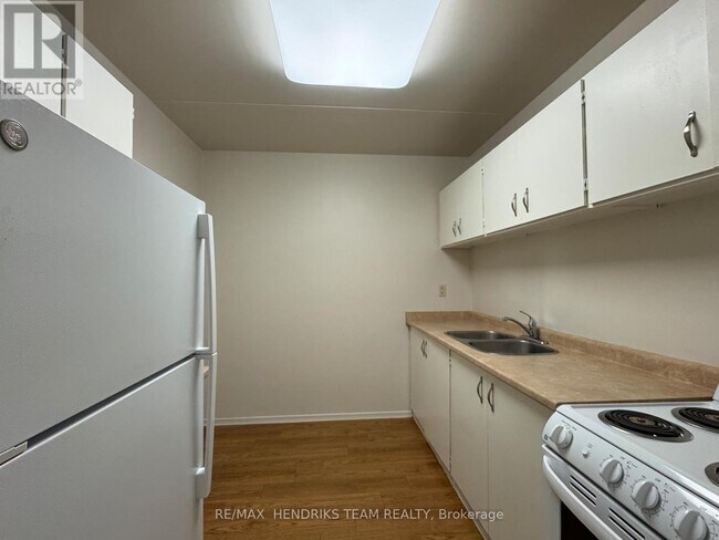 36 Arran Dr in St Catharines, ON - Building Photo - Building Photo