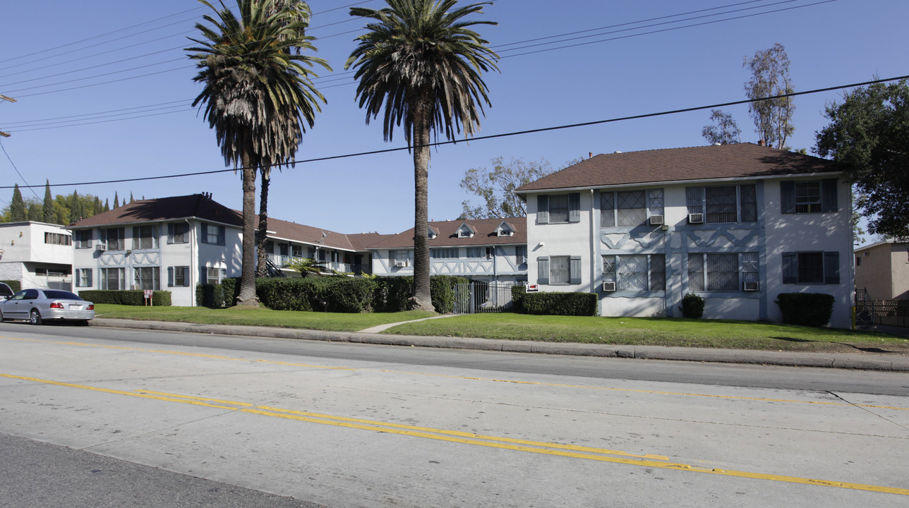 6222 Hazeltine Ave in Van Nuys, CA - Building Photo