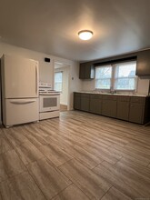1262A Meriden Ave in Southington, CT - Building Photo - Building Photo