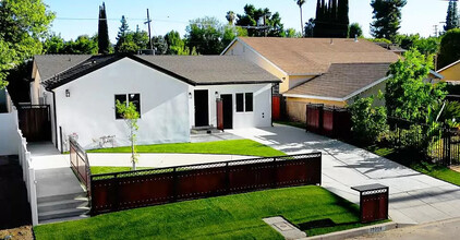 22714 Burbank Blvd in Woodland Hills, CA - Building Photo - Building Photo