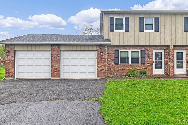 9395 Pine Grove Ln in Marcy, NY - Building Photo - Building Photo