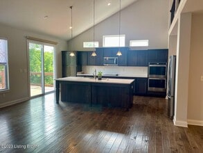 2105 Meadows Edge Ln in Louisville, KY - Building Photo - Building Photo