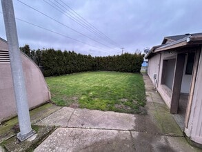 410-416 SE Debbie St in McMinnville, OR - Building Photo - Building Photo