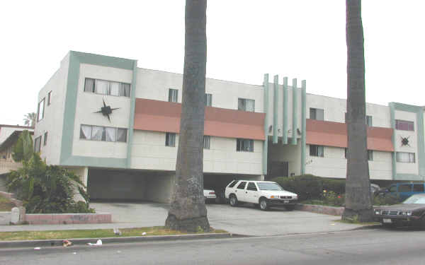 Sun Pointe Apartments in Los Angeles, CA - Building Photo