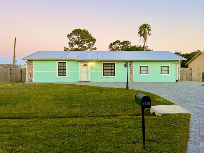 2413 SE Whitehorse St in Port St. Lucie, FL - Foto de edificio - Building Photo